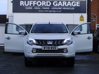 MITSUBISHI L200